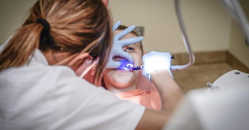 Umów się na wizytę u dentysty aby mieć zdrowe zęby