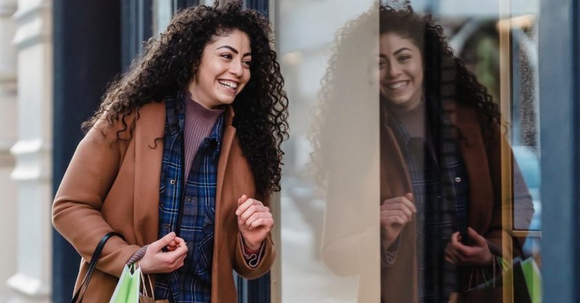 Jak nakładać krem na twarz przed wyjściem? Sprawdź najlepsze metody i triki!