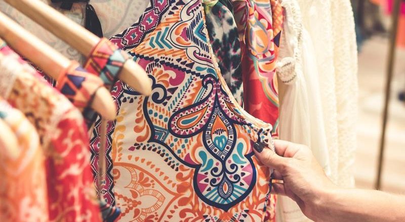 Jak zadbać o delikatną skórę pod oczami?