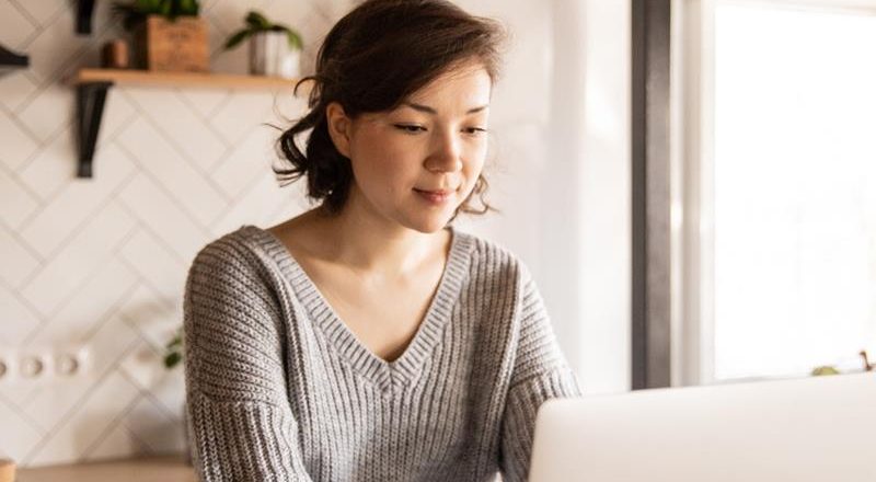 Jak zrobić efektowny makijaż na imprezę firmową?