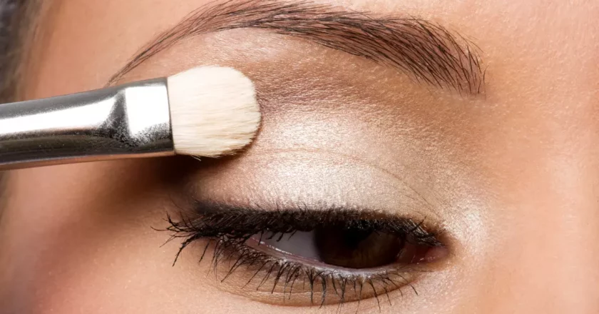 Perfekcyjny makijaż oka – jak przedłużyć trwałość cieni do powiek?